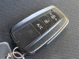 スマートキーはかばんやポケットに入れておけば、ドアのロックアンロックやエンジンの始動が出来ます!