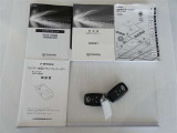 取扱説明書も付属しております。ご購入後は『トヨタの安心感』年式問わずの1年間、距離無制限のロングラン保証が総額表示に含まれてます♪