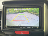 【バックカメラ】駐車時に後方がリアルタイム映像で確認できます。大型商業施設や立体駐車場での駐車時や、夜間のバック時に大活躍!運転スキルに関わらず、今や必須となった装備のひとつです!
