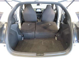 簡単に広がるラゲッジスペース♪可倒リヤシートを前に倒せばラゲッジスペースがさらに拡大!大きな荷物も収まります(^^)