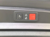 ●電動リアゲート:ワンタッチでリアゲートの開閉ができ、荷物などで両手が塞がっている状態でも簡単に開閉ができる便利機能です。