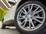【18インチアルミホイール】外観にマッチしたアルミホイールを装着しております。各種アルミホイールや、スタッドレスタイヤも取扱いしております。是非ご相談ください♪