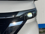 【LEDヘッドライト】悪天候や夜間走行時も良好な視界を確保し安心して運転できる高輝度LEDヘッドライトを装備!点灯速度が早く、消費電力も抑えられています。