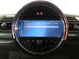 アップルカープレイ対応モニターが採用されております。アイフォンとブルートゥースペアリングを行ってい頂けましたらマップ等が表示、ナビゲーションと異なり地図更新もなくなります(※HDDナビ非装備)
