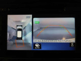 パノラミックビューモニター付きです。車両を上から見たような映像をモニター画面に表示。運転席からの目視では見にくい、車両周辺の状況をリアルタイムでしっかり確認できます。
