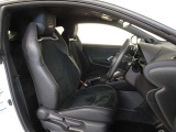 GR専用のスポーツシートです、ホールド性能に優れています。