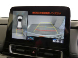 パノラミックビューモニター付きです。車両を上から見たような映像を画面に表示。運転席からの目視だけでは見にくい、車両周辺の状況をリアルタイムでしっかり確認できます。