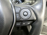 ステアリングスイッチでクルーズコントロール機能の操作ができます。長距離の高速走行時の疲労軽減や燃費に役立ちます。