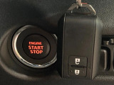【キーレススタートシステム】カバンやポケットに入れたままでもドアの施錠・解錠が可能なスマートキーを装備。エンジンのオン・オフ時もカギを取り出す必要が無いからとっても便利です♪