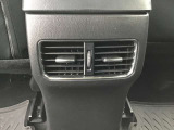 後部座席にもエアコン吹き出し口がしっかり装備されています。