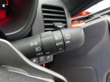 スイッチをオートに設定しておけば、車外の明るさに応じて自動的にヘッドランプを点灯・消灯します。夕暮れ時やトンネルの続く山道などを走行する時に便利なコンライトを装備しています。