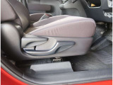 【シートアジャスター】運転席に上下シートアジャスターが付いてます。座席の高さも調整可能です