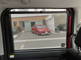 後席は日よけシェード付き!
