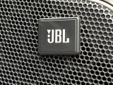 【JBLサウンドシステム】メーカーオプションの高品位サウンドシステムを搭載。専用のチューニングが施された大小様々なスピーカーから良質なサウンドが奏でられ、臨場感あふれる音響空間を演出します。