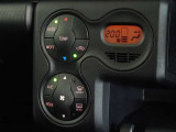 車内を快適に、オートエアコンを装備しています。
