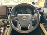【純正革巻きステアリング】上質な革を使用することで、手にしっかり馴染みとても運転しやすいハンドルです♪