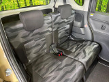 後部座席も気になるようなキズ・汚れやへたり等、大きなダメージはなく、良好な状態です。
