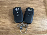 【スマートキー】 スマートキーを携帯していれば、ドアハンドルのボタンを押してロックの解除ができ、パワースライドドアもワンタッチで開閉できます。
