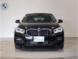 【BMWの伝統】BMWの特徴的な&ldquo;キドニーグリル&rdquo;は、80年以上続く伝統の形でございます。変わらないこだわりのデザインが、プレミアムブランド&ldquo;BMW&rdquo;を創り出します。