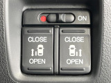 【両側パワースライドドア】スマートキーや運転席のスイッチで後席両側スライドドアの開閉が可能♪電動だから力を入れてドアを開ける必要が無く、小さなお子様でも簡単に開け閉めでき快適です♪
