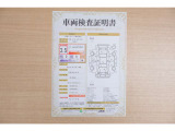 【車両検査証明書】店頭にて、クルマの状態が一目で分かる査証明書を公開中。トヨタ認定検査員が厳しく検査し、状態を点数と図解で表示しています。修復歴はもちろん、傷やヘコミの箇所や程度がご確認いただけます。