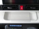 ワイヤレス充電機能 Qi がインパネセンタートレイにあり便利です。