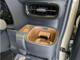 便利なカップホルダーを装備しています。 缶ジュースを開けて運転していると振動で倒れないかヒヤヒヤ、意外と置き場に困るもの。 意外に重要な装備ですね。