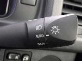 【オートライト】車外の明るさに応じて、自動的にライトの点灯・消灯をしてくれます。