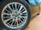 【純正17インチアルミホイール】外観にマッチした純正アルミホイールを装着しております。各種社外アルミホイールや、スタッドレスタイヤも取扱いしております。是非ご相談ください♪