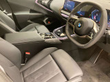 【コックピットシート】BMW車の主役席。車体中央にくる様に配置し車両重心とが一致する事でドライバーと車との一体感あるドライビングを実現。人間工学に基づき形成した形状が長時間のドライブ疲労も軽減します!