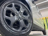 【純正アルミホイール】デザイン性の高い純正アルミホイールを装着しております。各種社外アルミホイールや、スタッドレスタイヤも取扱いしております。是非ご相談ください♪