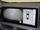 パノラミックビューモニターを装備。駐車場や交差点でクルマを真上から見るように周囲を確認できます。機能の詳細は販売店スタッフまでおたずねください。