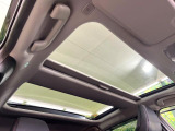 【パノラマルーフ】大型のガラスルーフ搭載で車内の解放感が一気にアップ!開放的なドライブをお楽しみいただけます。