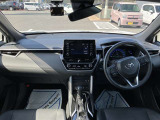スタイリッシュなデザインのインパネ。各操作スイッチは使いやすい位置に配置されてます。