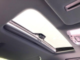 【サンルーフ】開放感たっぷりの希少装備、サンルーフが装着されています!車内に明かりを取り入れたり景色を楽しむ以外にも、車内の空気も簡単に換気できて快適です!