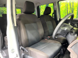 運転席まわりには十分なスペースがあり、大柄な方でもゆったり運転していただける環境です。