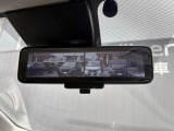 ◆インテリジェントルームミラー◆積載物などで、さえぎられがちなルームミラーの後方視界。車内状況に関わらず車両後方にあるカメラの映像をルームミラーに映し出します!