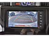 バックガイドモニター付き。車両後方の映像をナビ画面に表示し、駐車などの後退操作をサポートします。