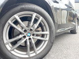 ●純正19インチアルミホイール:輸入車ならではの卓越した走りを支えるホイールと足回りです!日本車の走りに慣れている方にもぜひ体感して頂きたいほど、高いレベルでまとまっています!