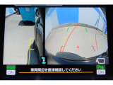バックギアに入れるとバックカメラの映像がナビに映ります。障害物までの距離もわかりやすいです。