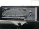パノラミックビューモニター&バックモニター♪車両の前後左右に搭載した4つのカメラの映像を合成し、車を真上から見ているような映像を表示♪