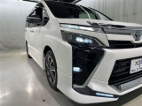 明るいライトが夜道を明るく照らしてくれます。 運転する上で、道路状況をいかに早く認識できるか重要なポイントです。 白色光が暗い道も明るく照らしてくれますよ。
