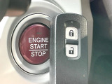 【Hondaスマートキー】カバンやポケットに入れたままでもドアの施錠・解錠が可能なスマートキーを装備。エンジンのオン・オフ時もカギを取り出す必要が無いからとっても便利です♪