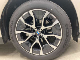 【BMWアロイホイル】軽量かつ強度に拘ったアロイホイル。走行性能ポテンシャルを引き出す設計。車の足元を引き締めてくれる大きなポイントはアロイホイルです。