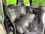 後部座席も気になるようなキズ・汚れやへたり等、大きなダメージはなく、良好な状態です。