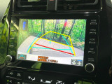 【バックカメラ】駐車時に後方がリアルタイム映像で確認できます。大型商業施設や立体駐車場での駐車時や、夜間のバック時に大活躍!運転スキルに関わらず、今や必須となった装備のひとつです!