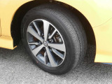 アルミホイール付!鉄ホイールと違って軽いので燃費にも影響してきます。ガソリンの高騰に少しは貢献します!足元がきまります。