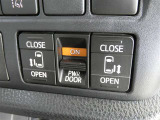 電動スライドドアのスイッチで車内からもスライドドアの開閉ができます。イージークローザー機能で半ドアになることも防止してくれます。