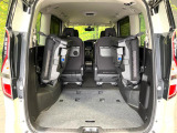 後席を格納すると、これだけの広さが!シーンに合わせたシートアレンジで、大きな荷物も積むことが出来ます♪