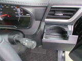 運転席用のドリンクホルダーです♪助手用も備わっています。